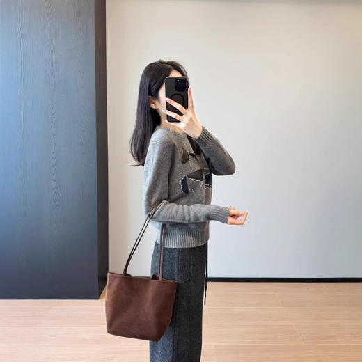 羊皮几何小马！2026品质装饰图案纯羊毛针织灰色圆领套头毛衣新款！ 商品图1