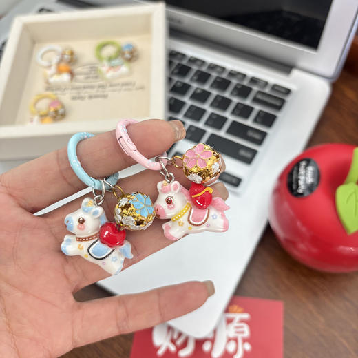 马年专享【9.9抢3个小马铃铛挂件，5种寓意款式任选】马上有钱小马钥匙扣 挂件/书包/家居/配饰，自用/闺蜜/情侣/家人配饰礼物 商品图1