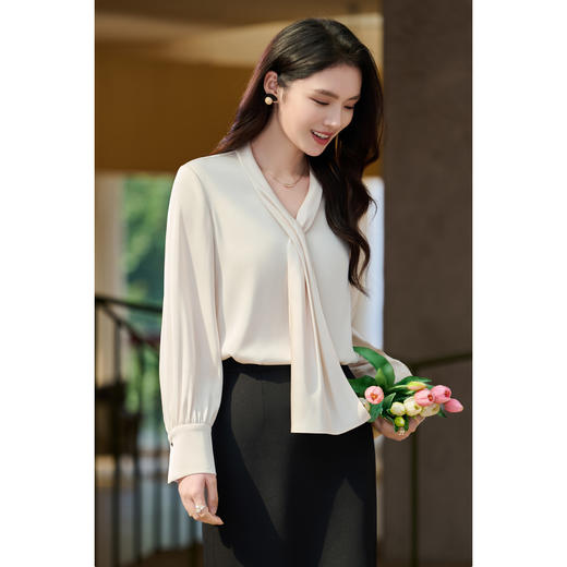 细腻柔光缎面飘带衬衫  经典黑白杏三色 通勤配西装、约会配半裙、开会配西裤皆可！米思阳2026春新款设计感通勤V领飘带领衬衫女5305 商品图11