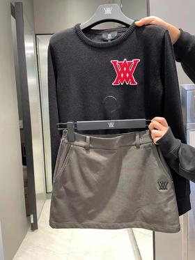 ANEW家女士撞色大LOGO徽章针织衫来了！这是一款强烈推荐的针织衫，通过层次色彩的撞色搭配及LOGO的创新变化，使款式既简约却又很潮范儿！