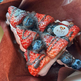 草莓树（约10点做好）纯脂巧克力+新鲜草莓蓝莓+草莓奶油