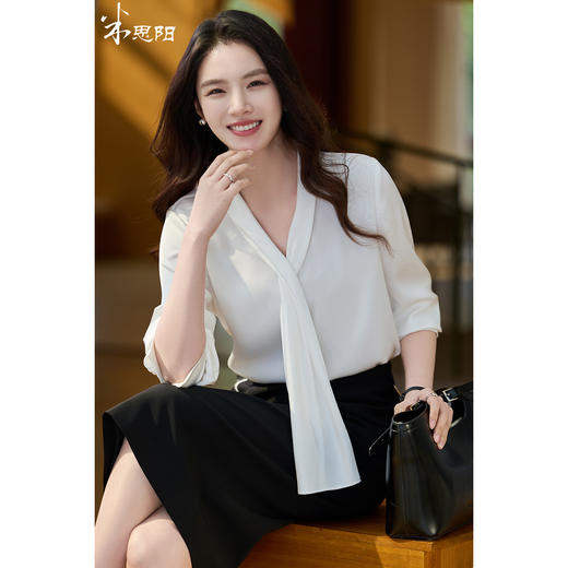 细腻柔光缎面飘带衬衫  经典黑白杏三色 通勤配西装、约会配半裙、开会配西裤皆可！米思阳2026春新款设计感通勤V领飘带领衬衫女5305 商品图1