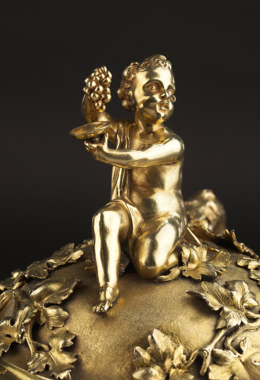 独角鹿西洋古董1830-1840年代英国著名银器工坊Storr & Mortimer签名出品幼年巴克斯主题银鎏金精雕带盖啤酒杯 商品图4