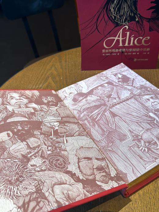 【现货】《爱丽丝漫游奇境与穿越镜中世界》红色进口漆布款，三面鎏金书口，加赠译者签名钤印书票 商品图7