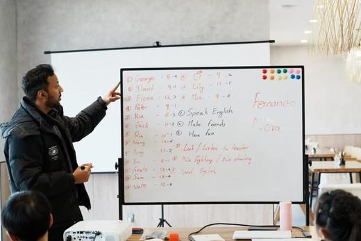 满团【金堂.英语运动营】场景英语教学，和外教一起户外探索，英语美食课，英语电影夜+英语派对，卡丁车，水上划船，橘子城堡运动会。 商品图2