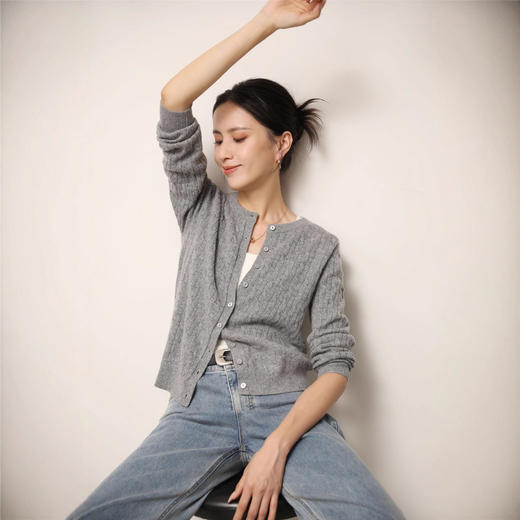 「自」全新升级【铂金会员183/天猫239/差价56】(12936)洛诗琳气质针织开衫2026春季新款圆领叠穿针织上衣 商品图2