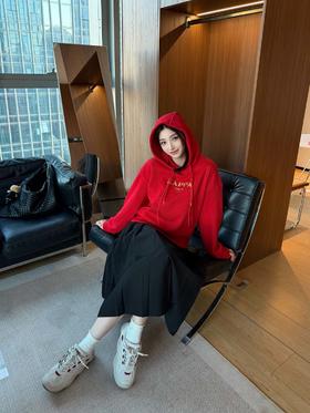 红黑配太绝了！连帽卫衣 + 黑裙穿出甜酷感