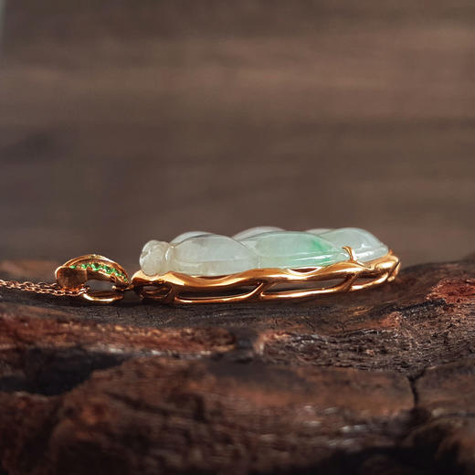 【天然正品】A货翡翠AU750黄金镶天然细腻飘绿冰种叶子（金枝玉叶）翡翠吊坠项链49.0*24.5*8.8MM（皆取最大值）101125AH25 商品图2