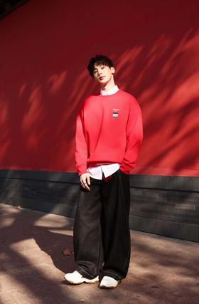 男生红色卫衣｜红墙下拍出高级感太绝了！