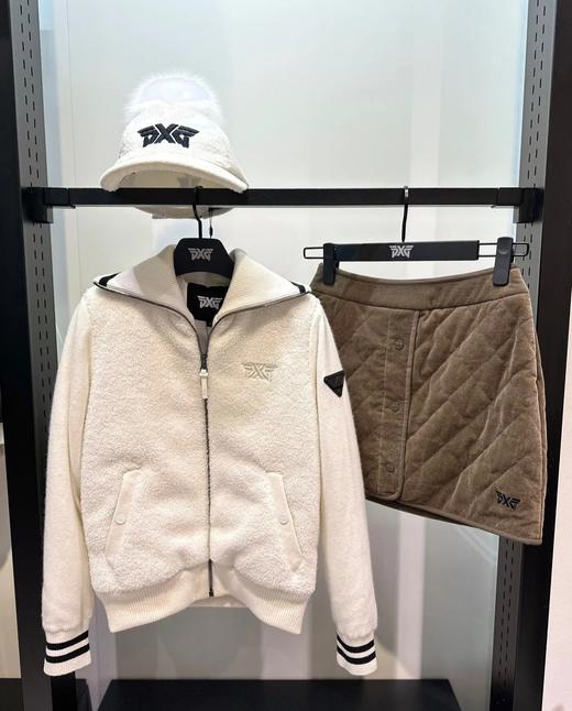 PG家新款女士秋冬灯芯绒短裙来啦！渠道高品质❗️P家又来新裙子了，属于秋冬的灯芯绒A版裙，非常适合秋冬搭配毛衣、羽绒服都会更加有腔调感！！厚度的话属于略厚的充棉，可以轻松穿秋冬两季！ 商品图0