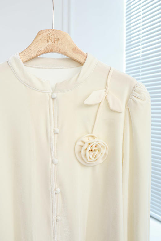 寻花漾|优雅立体盘花丝绒上衣 商品图3