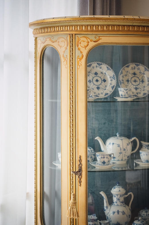 独角鹿西洋古董1890年代法国出品花卉飞鸟主题马丁漆彩绘装饰实木玻璃展示柜 商品图3