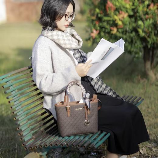 【香港直邮】奥莱清仓特卖场 迈克高仕 Michael Kors小号女士PVC单肩手提包 商品图4