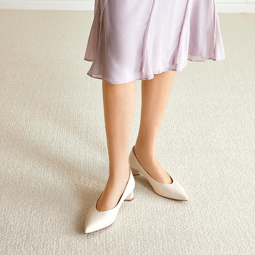 千百度裸色粗跟浅口单鞋女2026春季新款尖头通勤小皮鞋舒适高跟鞋A26125071 商品图2