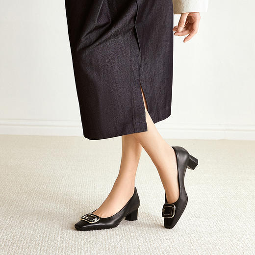 【静音系列】千百度扣饰粗高跟鞋女2026春季新款通勤方头浅口单鞋A26184480 商品图1