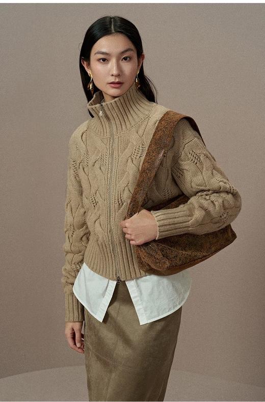 一店k （珍稀内蒙山羊绒！）新年战袍锁死！珍珠拉链羊毛开衫显贵💯高精密绞花镂空+双头珍珠拉链，精致贵气和日常实穿直接焊身上！松弛中又透着精致感！秋冬单穿内搭大衣都超适配！高领绞花拉链针织毛衣 商品图14