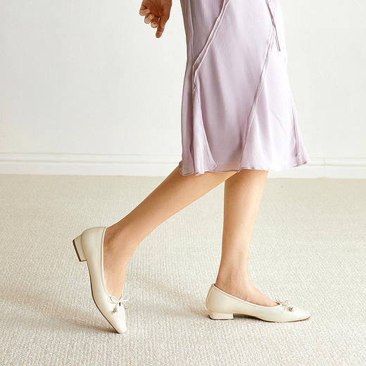 千百度蝴蝶结粗跟浅口单鞋女2026春季新款羊皮低跟通勤气质晚晚鞋A26125064 商品图1