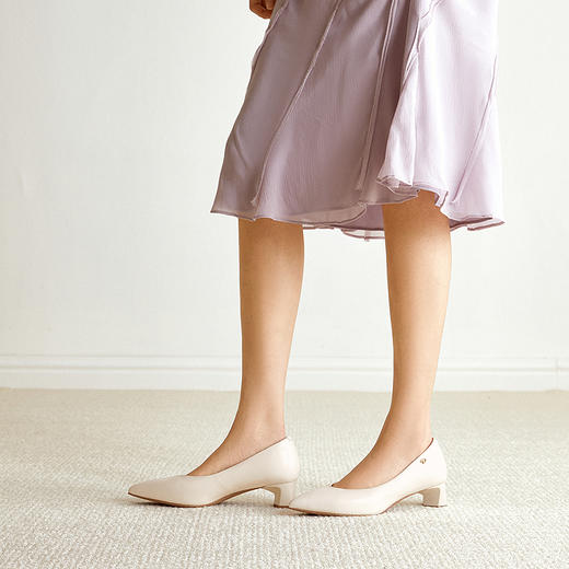 千百度裸色粗跟浅口单鞋女2026春季新款尖头通勤小皮鞋舒适高跟鞋A26125071 商品图1