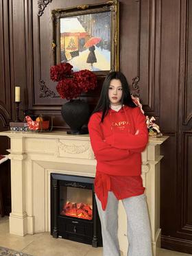 热烈红帽衫让您在冬季，出街明亮又耀眼 