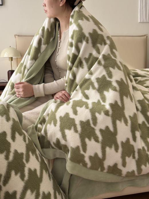 德国百年品牌👉【舒雅生活｜双面波斯暖绒印花四件套】✅A类标准，无甲醛，无芳香胺，无荧光剂  ✅超细旦纤维，双面波斯暖绒，绒感丰富，一触即暖，持久锁温 🔸240g/m2超高克重， 🔸 商品图5