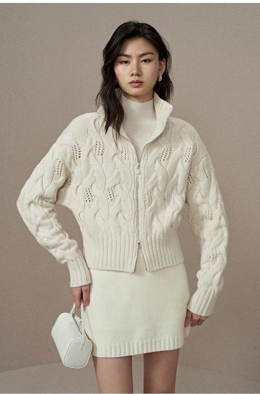 一店k （珍稀内蒙山羊绒！）新年战袍锁死！珍珠拉链羊毛开衫显贵💯高精密绞花镂空+双头珍珠拉链，精致贵气和日常实穿直接焊身上！松弛中又透着精致感！秋冬单穿内搭大衣都超适配！高领绞花拉链针织毛衣 商品图8