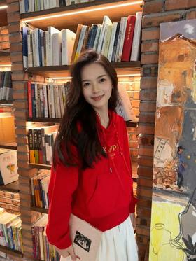 🔴红色连帽衫｜书店里的元气感穿搭太出片啦！