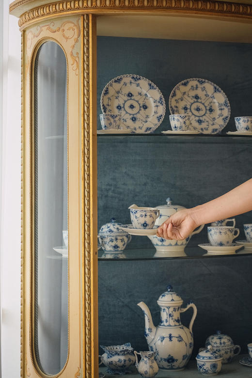 独角鹿西洋古董1890年代法国出品花卉飞鸟主题马丁漆彩绘装饰实木玻璃展示柜 商品图2