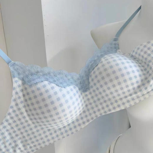 【清新甜美风❗️贴身不闷汗】果冻无痕蕾丝边内衣女大胸显小胸聚拢夏季薄款无钢圈舒适透气文胸。jc 商品图1