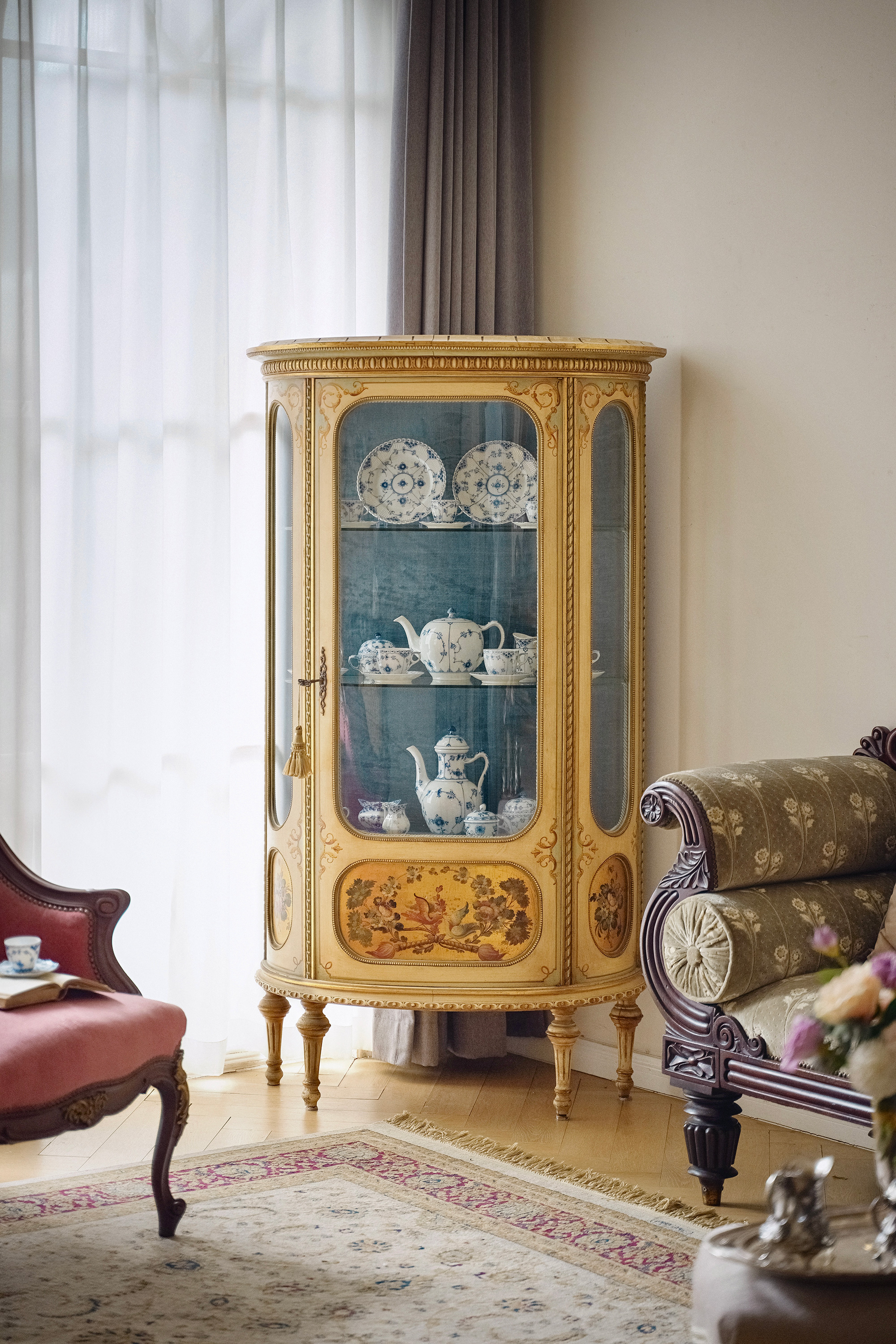 独角鹿西洋古董1890年代法国出品花卉飞鸟主题马丁漆彩绘装饰实木玻璃展示柜