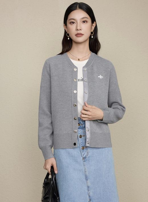 「高货rp」全新升级【铂金会员339/天猫459/差价120】(13449)洛诗琳2025秋冬新款重工小蜜蜂五角星刺绣棒球领休闲针织开衫 商品图0