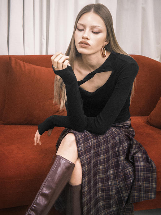 TR她热 心机代码 黑色纽结镂空带胸垫显瘦设计感斜肩打底衫上衣 商品图4