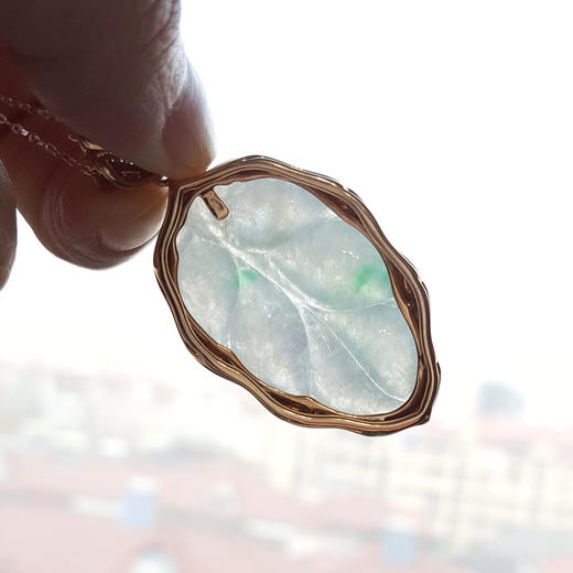 【天然正品】A货翡翠AU750黄金镶天然细腻飘绿冰种叶子（金枝玉叶）翡翠吊坠项链49.0*24.5*8.8MM（皆取最大值）101125AH25 商品图4