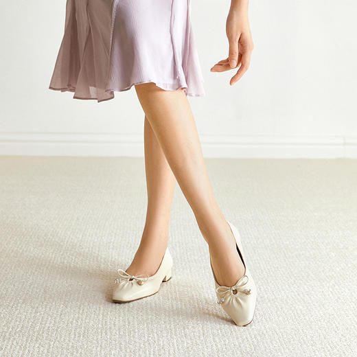 千百度蝴蝶结粗跟浅口单鞋女2026春季新款羊皮低跟通勤气质晚晚鞋A26125064 商品图2