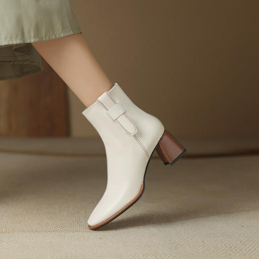 【预售5天】短筒女靴子秋冬新款简约时尚短靴抽带设计粗高跟时装靴HCYYHD&5015 商品图1