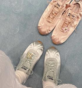  26早春新款  重磅渠道  缪缎面芭蕾德训 平底系带休闲鞋 风车装饰可拆卸