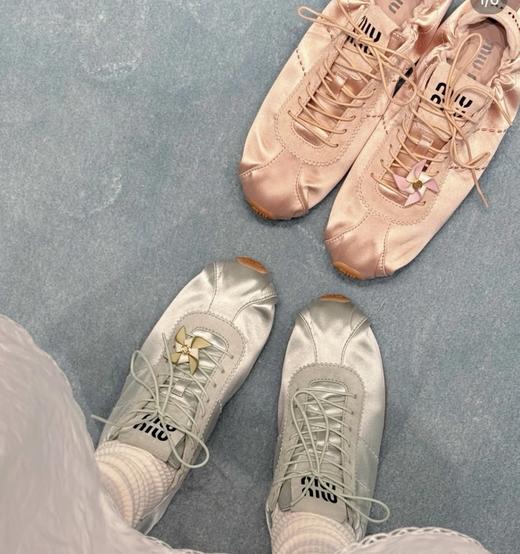  26早春新款  重磅渠道  缪缎面芭蕾德训 平底系带休闲鞋 风车装饰可拆卸 商品图0