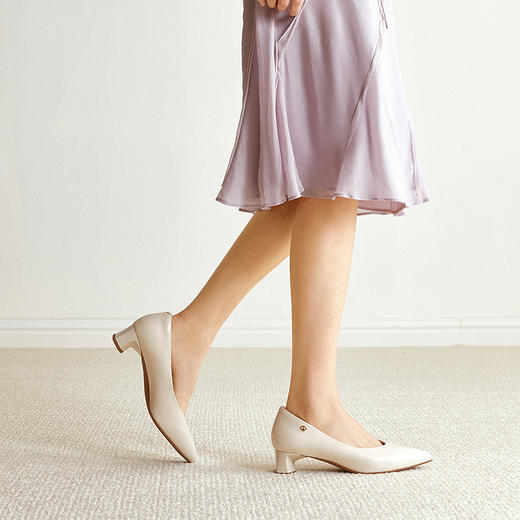 千百度裸色粗跟浅口单鞋女2026春季新款尖头通勤小皮鞋舒适高跟鞋A26125071 商品图4