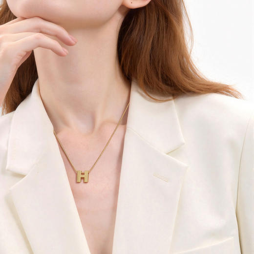 三彩2026新款镀金字母H吊坠项链极简轻奢小众设计感通勤锁骨链女 商品图1