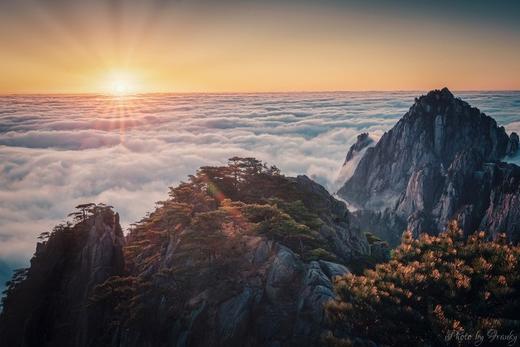 【春节】<黄山+宏村+徽州4天12人精品高铁团>登黄山赏冬韵奇景、游宏村醉水墨风光、逛南屏古村赶年集、徽州古城探古、 徽州博物馆、屯溪老街寻味 商品图0