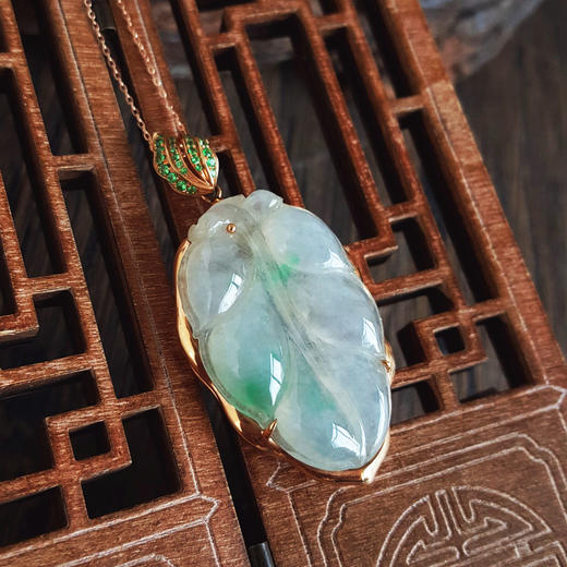 【天然正品】A货翡翠AU750黄金镶天然细腻飘绿冰种叶子（金枝玉叶）翡翠吊坠项链49.0*24.5*8.8MM（皆取最大值）101125AH25 商品图5