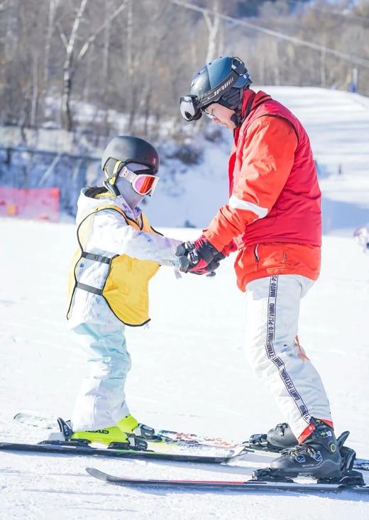 2.23-27 孟屯河谷5天4夜滑雪冬令营！“小小滑雪运动员”养成记，国职教练1V5带教，双板单板自由选，封闭管理+24小时照护 商品图3