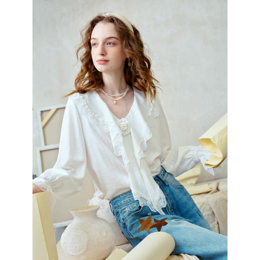 两三事 粉雪旋落 2026春季新款蕾丝拼接荷叶边v领灯笼袖雪纺衫女 商品图1