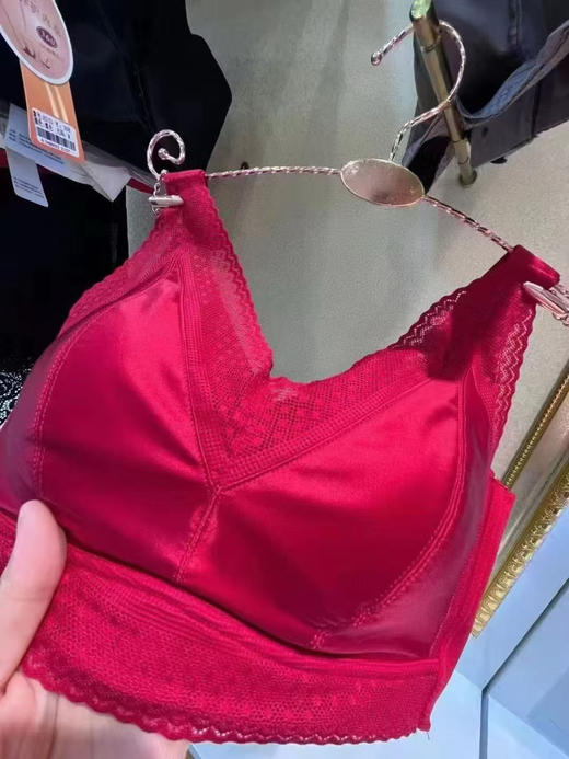 商场在售~贵妇峰度内衣！皇家即视感 内“芯”添加了蚕丝蛋白纤维的内衣，软到心里
四排扣强收副乳 稳定性增强！一秒告别背后多层赘肉！

久穿无勒痕，有效抚平背部赘肉，不管是健身 还是跑步都会 商品图1