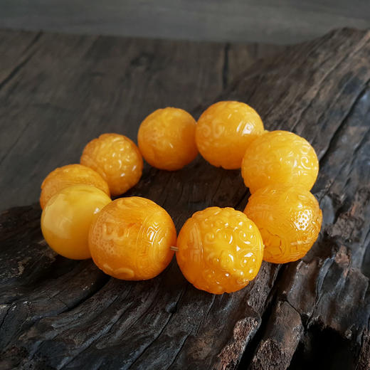 【天然正品】天然精品无杂裂鸡油黄约26-28MM刻如意纹蜜蜡手串17CM（弹力绳）060126NJS04 商品图2