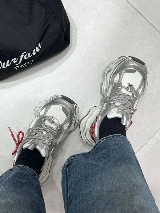 点此购买 巴黎世家女士心动红线双做旧老爹鞋 dx 340255 商品图3