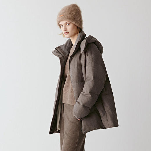 薄呢羽绒服 棕灰色夹花色织纹理 羊毛纤维混纺 面包廓形 + 落肩剪裁 可脱卸帽 + 抽绳细节 一衣多穿实用主义 商品图1