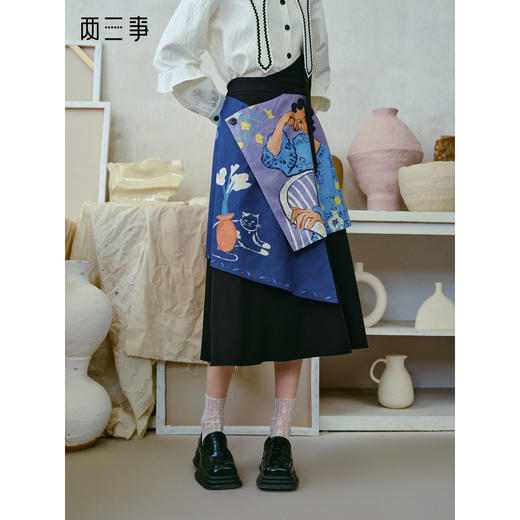 两三事 孤山旧雨 2026春季新款复古印花拼接单边背带半身裙 商品图0
