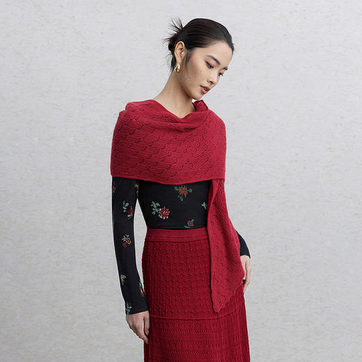 【林栖设计小店】自然绒暖|山羊绒红色镂空提花肌理2026春新款毛织围巾G2961394 商品图0