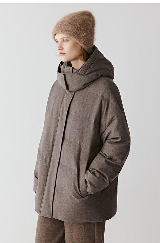 薄呢羽绒服 棕灰色夹花色织纹理 羊毛纤维混纺 面包廓形 + 落肩剪裁 可脱卸帽 + 抽绳细节 一衣多穿实用主义 商品图3