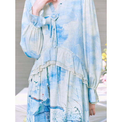 两三事梵高文艺素澜微舟2026春季新款立体花绑带v领印花连衣裙 商品图2